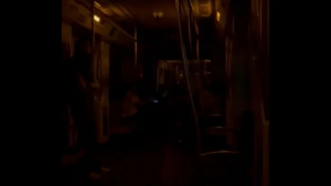 Apagão paralisou temporariamente o metrô de Madrid, causando transtornos aos passageiros.