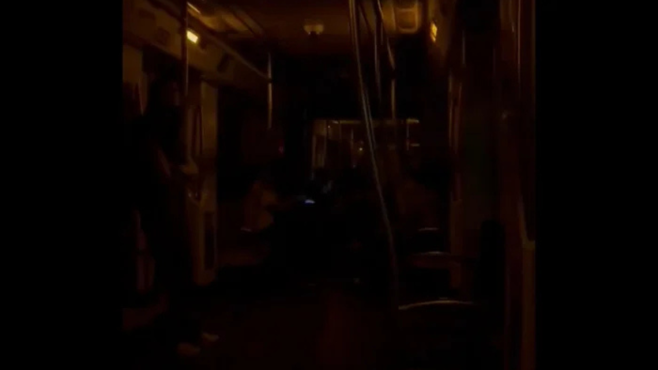 Apagão paralisou temporariamente o metrô de Madrid, causando transtornos aos passageiros.