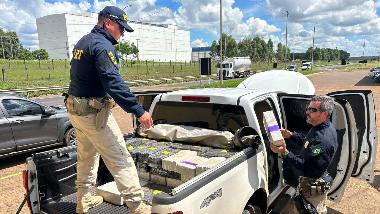 A droga foi camuflada em compartimentos estratégicos da caminhonete. - Crédito: Tarcis Duarte As drogas foram camufladas em compartimentos estratégicos da caminhonete. - Crédito: Tarcis Duarte