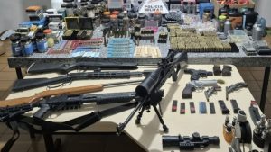 Homem é preso com arsenal e fábrica clandestina de munições em Monte Carmelo