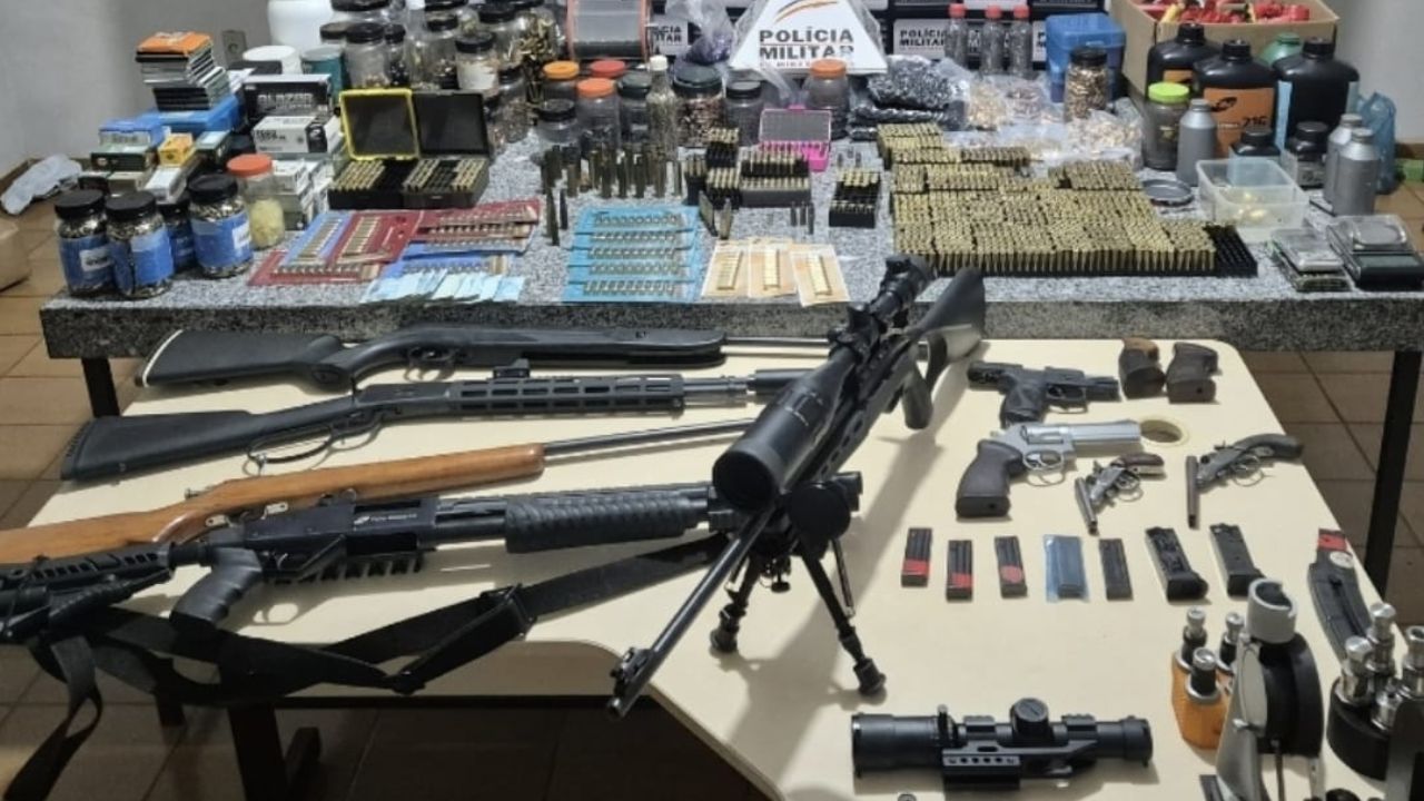 Homem é preso com arsenal e fábrica clandestina de munições em Monte Carmelo Homem é preso com arsenal e fábrica clandestina de munições em Monte Carmelo
