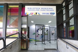 Biblioteca Pública Municipal Juscelino Kubitschek, oferece à comunidade mais de 40 mil livros para empréstimo