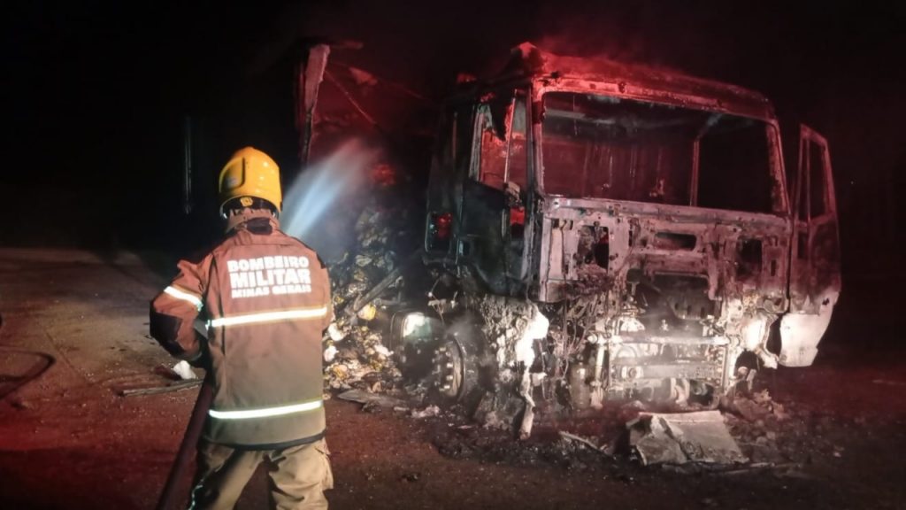 Caminhão pega fogo em estacionamento em Patrocínio e carga é destruída