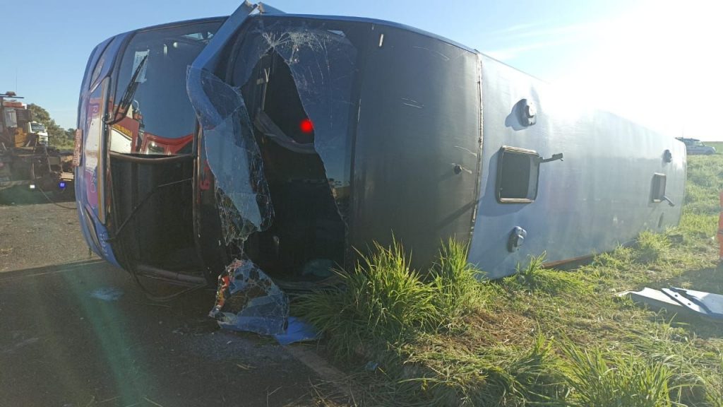 O acidente de ônibus em Araguari acontece na madrugada de terça-feira