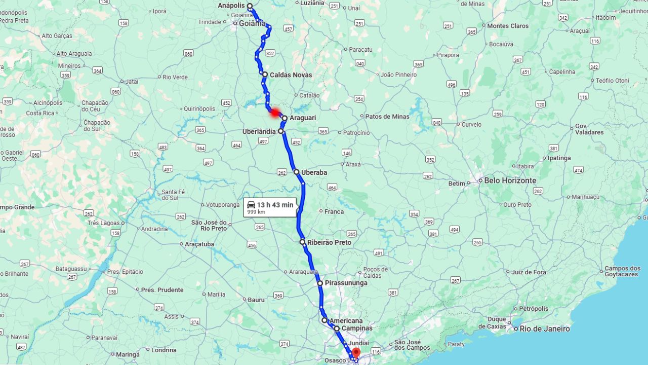 O ponto vermelho indica onde foi o capotamento de ônibus na MG-223