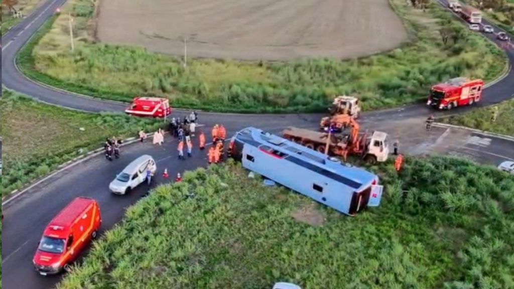 Subiu para 10 o número de mortes no capotamento de ônibus na MG-223 