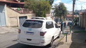 Funerária tem carro furtado com um corpo dentro em MG