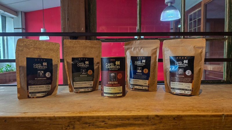 As embalagens exibem o produtor, a pontuação e o perfil do café, conectando o campo à cidade e valorizando a produção local As embalagens exibem o produtor, a pontuação e o perfil do café, conectando o campo à cidade e valorizando a produção local