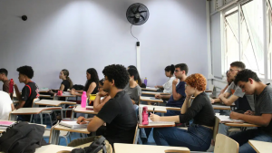 Cursinho popular gratuitos podem se inscrever até 6 de maio na nova rede do MEC e Fiocruz