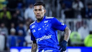 Dudu, do Cruzeiro, é cortado de jogo contra o Vasco e retorna a Belo Horizonte
