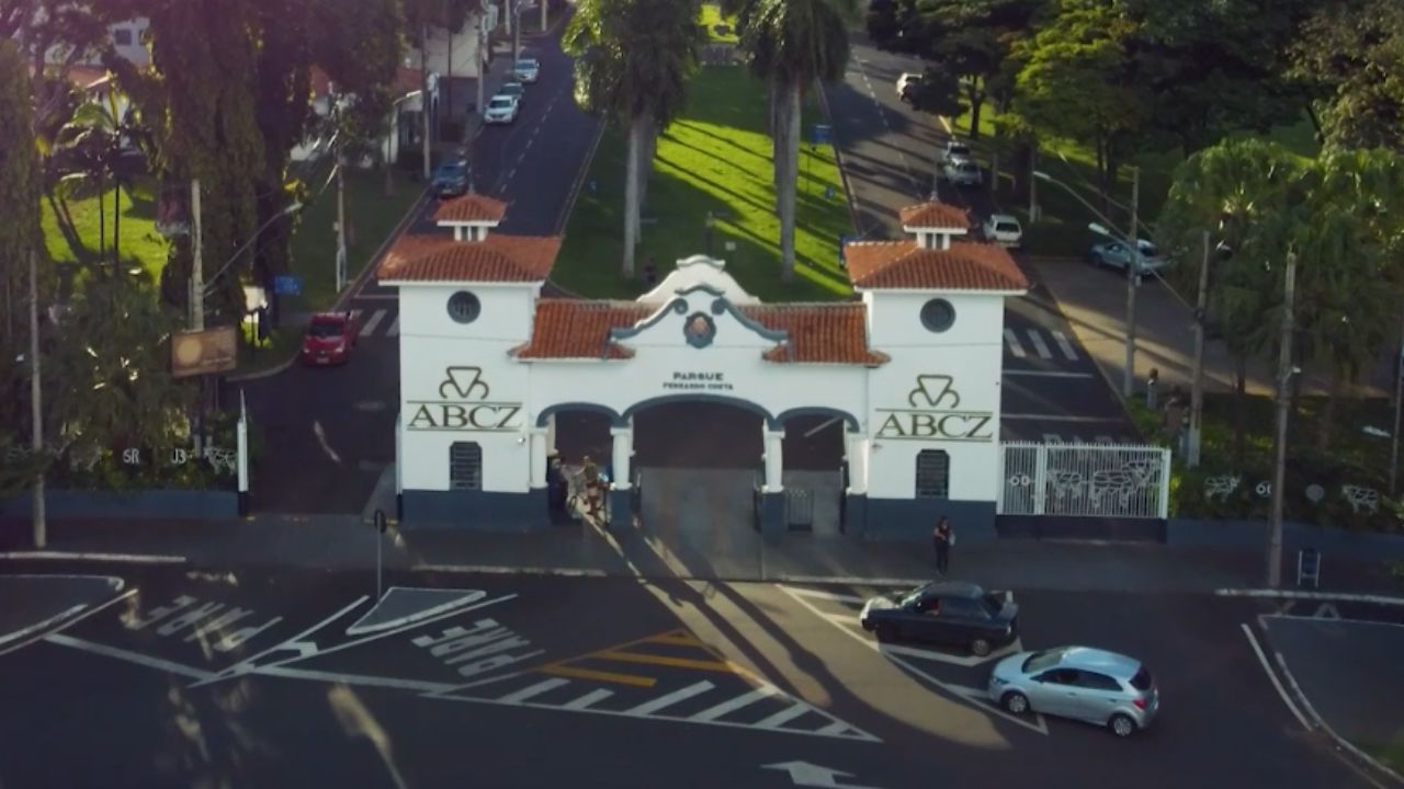 A série Especial ExpoZebu 90 Anos chega ao seu terceiro e último episódio com um mergulho na força econômica da feira para o comércio e para o poder público de Uberaba A série Especial ExpoZebu 90 Anos chega ao seu terceiro e último episódio com um mergulho na força econômica da feira para o comércio e para o poder público de Uberaba