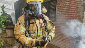 Após o resgate, o bombeiro posou com o filhote de gato retirado dos escombros