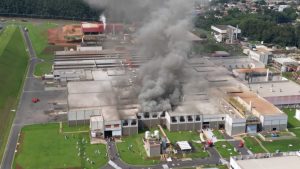 Incêndio atingiu a planta da BRF em Uberlândia, uma das maiores do país no setor de alimentos - Crédito: Diego Alvares