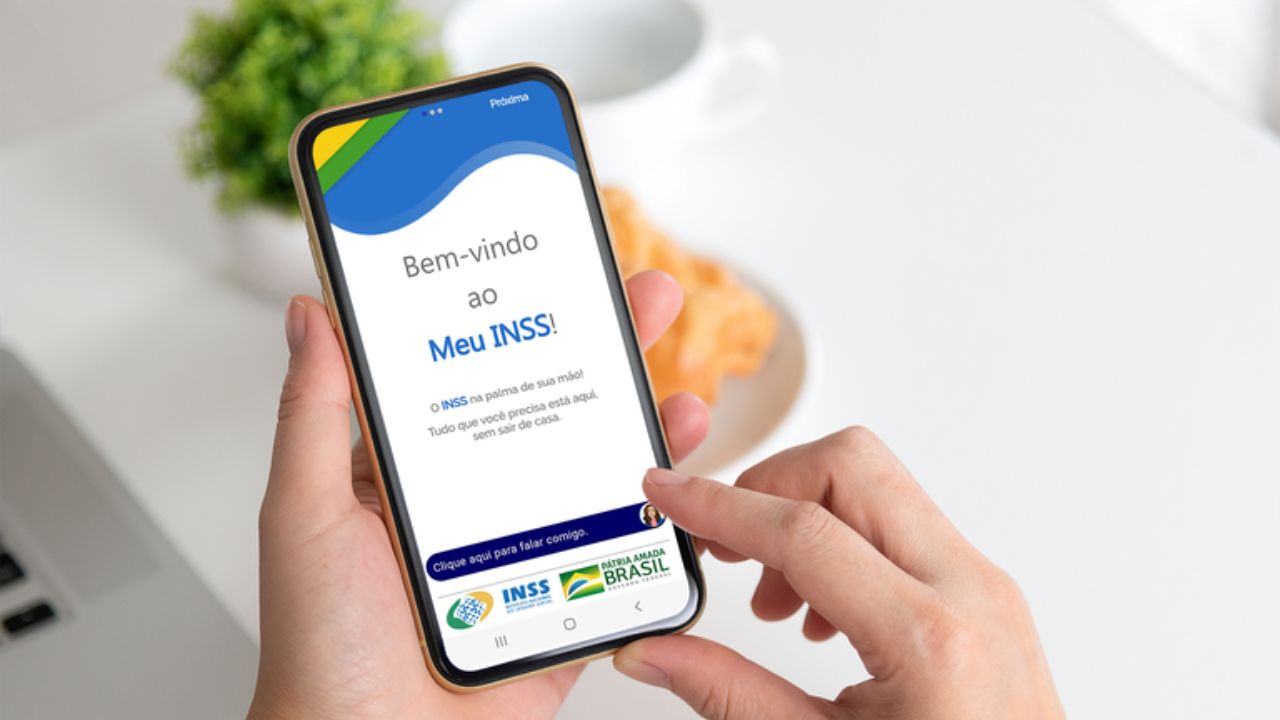 aposentados e pensionistas precisam acessar ao aplicativo do inss. Na imagem vemos um celular com o aplicativo aberto aposentados e pensionistas precisam acessar ao aplicativo do inss. Na imagem vemos um celular com o aplicativo aberto