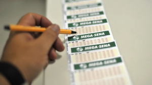 Volante das Mega-Sena sendo preenchido