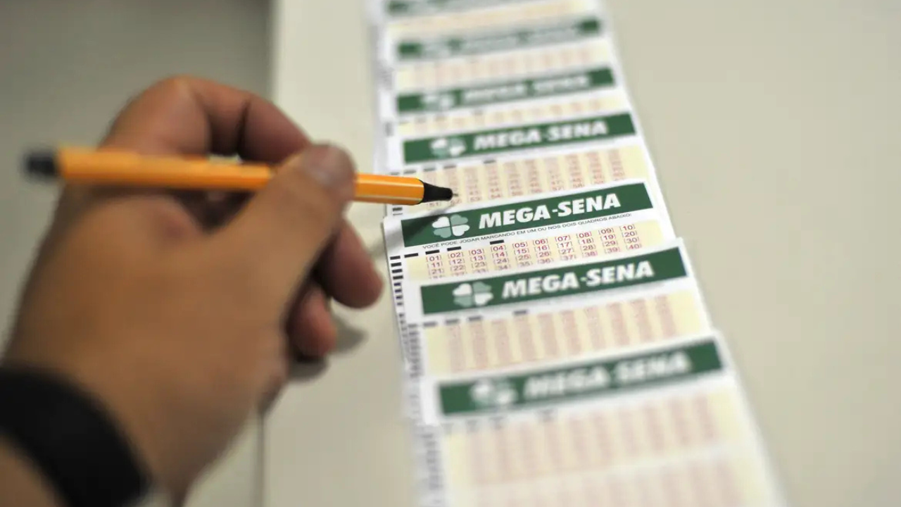 Volante das Mega-Sena sendo preenchido 