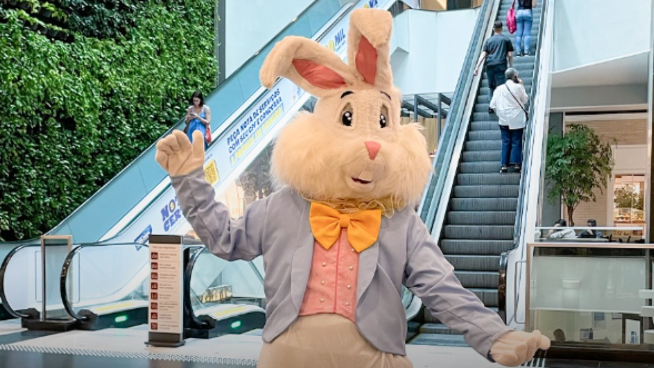 Coelhinho da Páscoa aparece no Center Shopping de Uberlândia