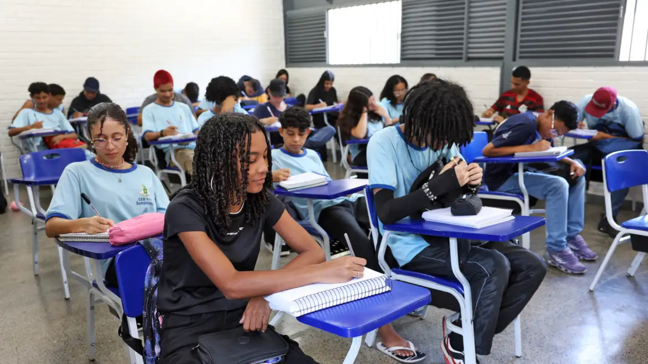 Pé-de-Meia tem depósitos conforme o mês de nascimento dos estudantes.