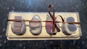 Produção caseira de chocolates vira alternativa de renda e economia na Páscoa 2025