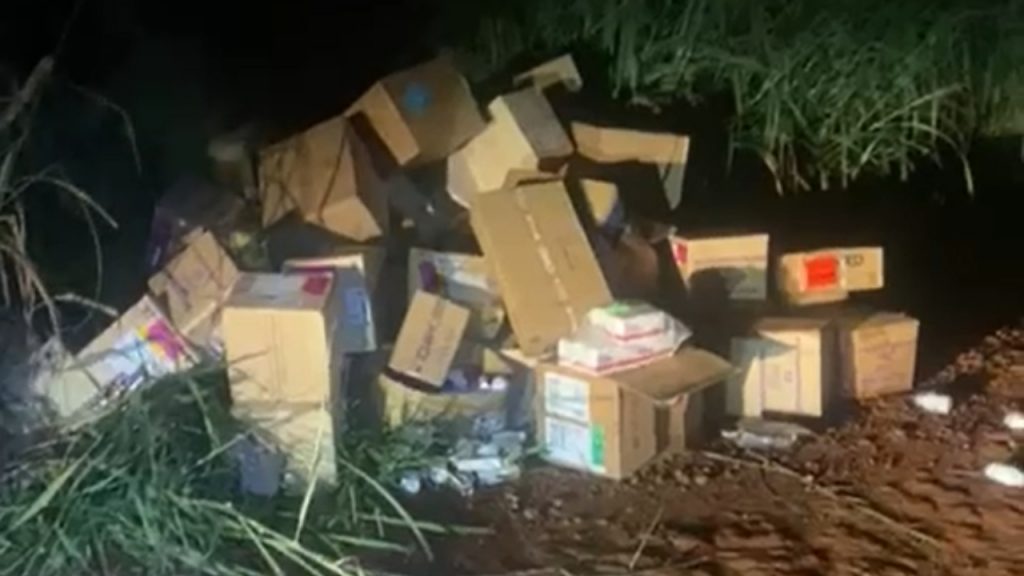 Parte da carga de medicamentos encontrada em uma estrada de terra. - Crédito: reprodução PM Parte da carga de medicamentos encontrada em uma estrada de terra. - Crédito: reprodução PM