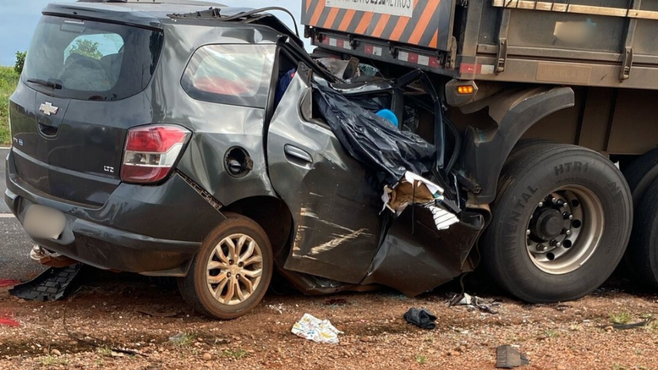 O carro da família bateu em um caminhão que estava no acostamento na BR-365