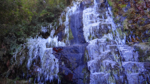 A cascata que congela está localizada próxima a cidade mais fria do Brasil, no alto do Morro das Torres na divisa de Rio Rufino e Urupema, na Serra Catarinense.
