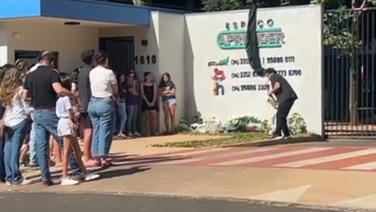 Comunidade se despede de aluna morta dentro de sala de aula em Uberaba