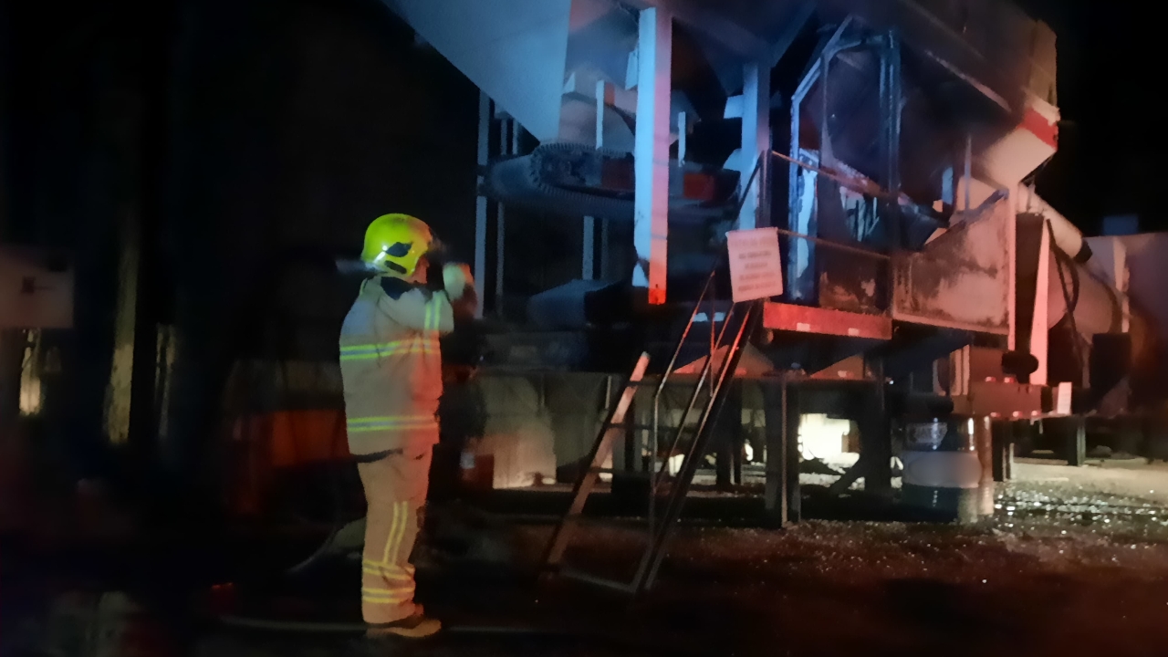 Incêndio atinge central de energia em usina de asfalto em Araxá durante a madrugada Incêndio atinge central de energia em usina de asfalto em Araxá durante a madrugada