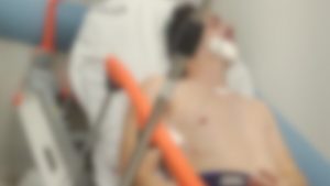 Jovem é esfaqueado no peito ao ser assaltado após sair de bar em Uberlândia