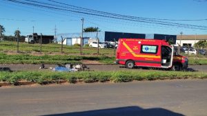 Motociclista de 61 anos morre ao bater na traseira de caminhão no bairro Industrial, em Uberlândia