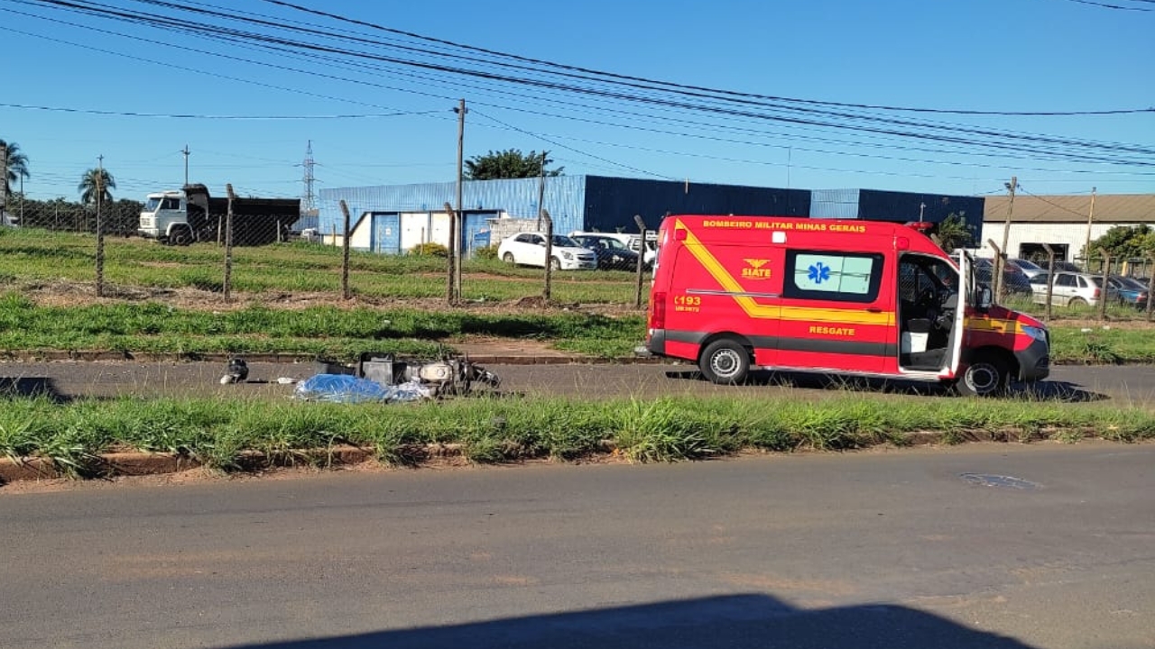 Motociclista de 61 anos morre ao bater na traseira de caminhão no bairro Industrial, em Uberlândia Motociclista de 61 anos morre ao bater na traseira de caminhão no bairro Industrial, em Uberlândia