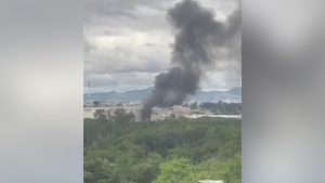 Fumaça de incêndio em caminhão estacionado em supermercado é vista de longe em BH