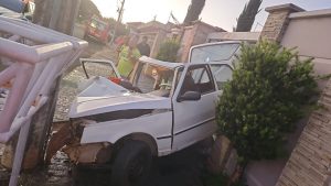 Carro bate com poste e deixa três feridos em acidente em Araguari