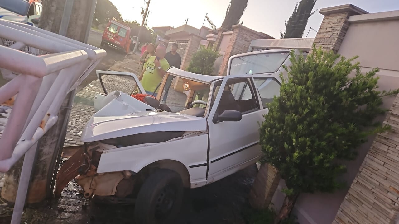 Carro bate com poste e deixa três feridos em acidente em Araguari Carro bate com poste e deixa três feridos em acidente em Araguari