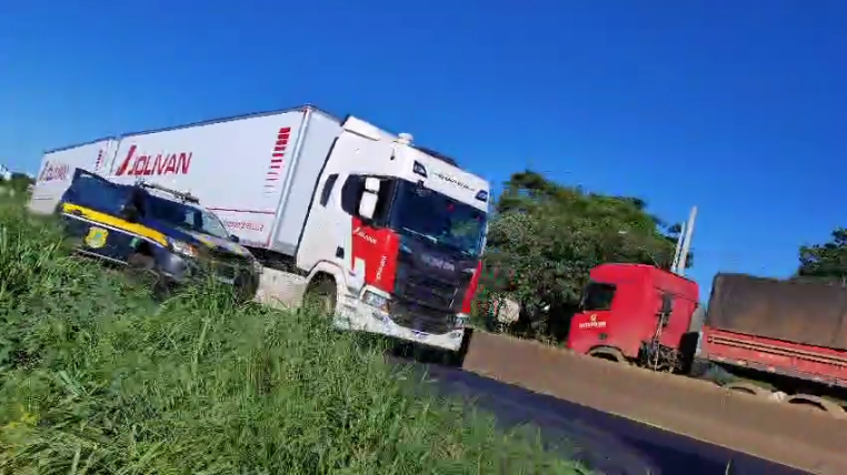 colisão entre carreta e veículo