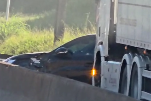 Colisão entre carreta e veículo