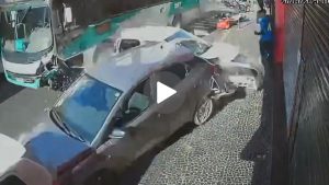 Acidente no centro de Uberlândia entre ônibus e vários veículos no inícia da tarde desta segunda (26)