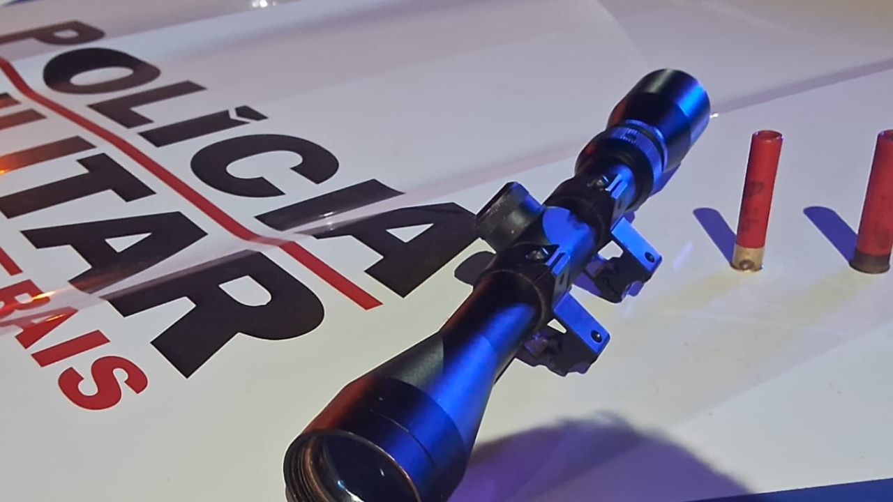 Durante buscas no local, os militares encontraram uma luneta de arma no quarto do casal