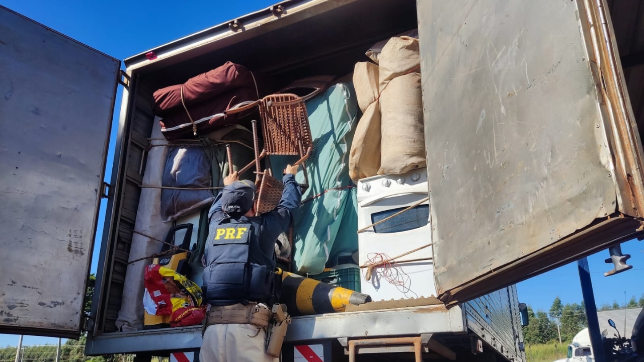 As caixas com cigarros contrabandeados estavam camufladas entre utensílios domésticos, simulando uma mudança para tentar despistar a fiscalização. – Crédito: Deborah Peres As caixas com cigarros contrabandeados estavam camufladas entre utensílios domésticos, simulando uma mudança para tentar despistar a fiscalização. – Crédito: Deborah Peres