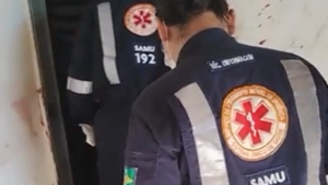 Socorristas do Samu entram na residência com maca para resgatar a vítima atacada por pit bull