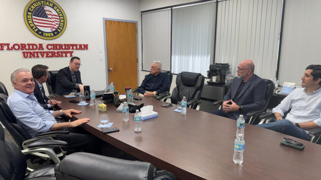 prefeito-uberlandia-eua Paulo Sérgio em reunião com o reitor da Florida Christian University, Bruno Portigliatti