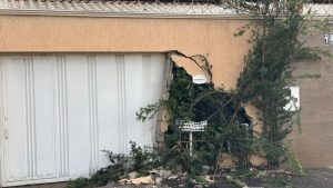 faixada da casa danificada após o acidente