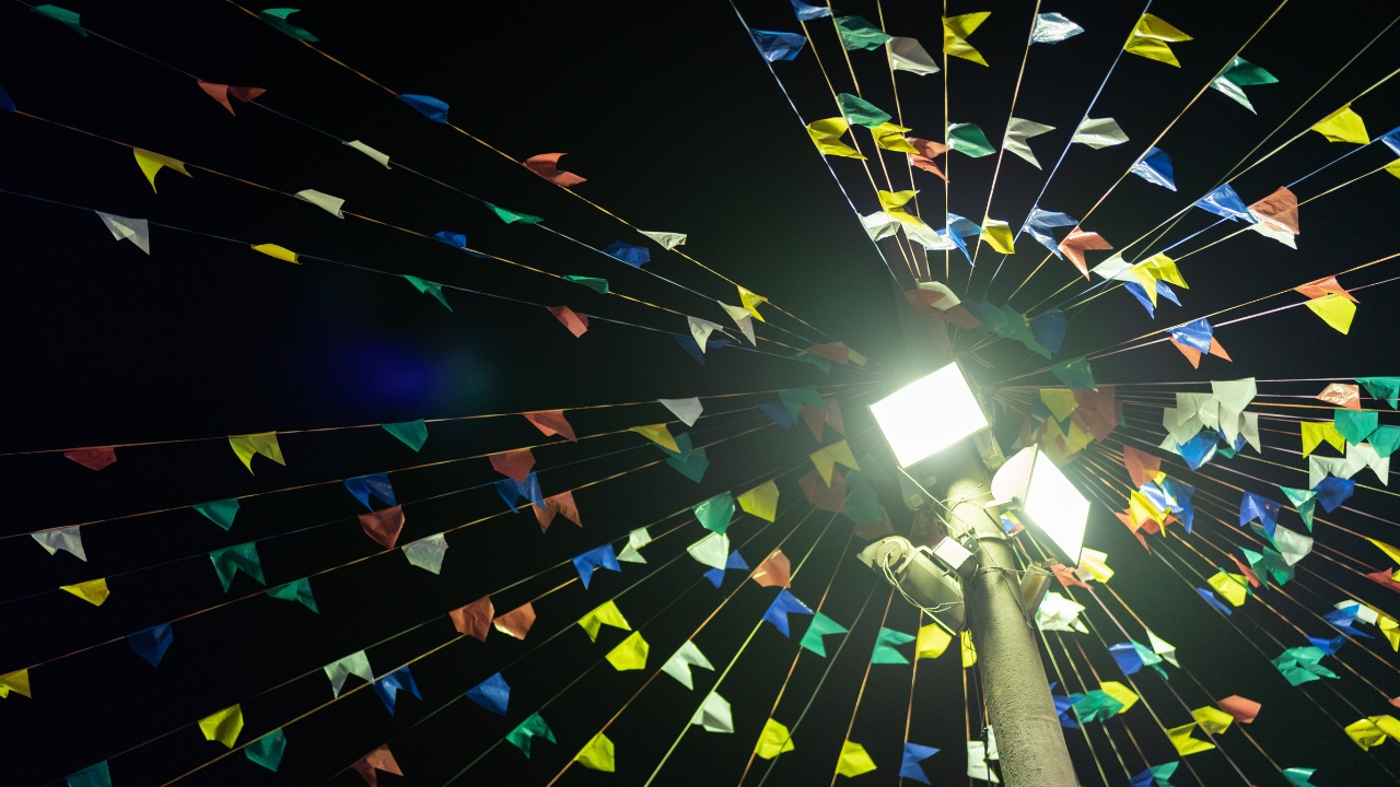As bandeirinhas são o símbolo mais emblemático da decoração junina e não podem faltar em nenhum arraial. Crédito: Freepik