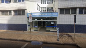 Aposentado descobre desconto indevido em benefício do INSS.