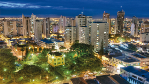 Localizada no coração do bairro Fundinho, a Praça Clarimundo Carneiro é um dos pontos mais visitados de Uberlândia para celebrar o Dia das Mães