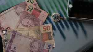 Milhões de brasileiros ainda não resgataram dinheiro esquecido em bancos.