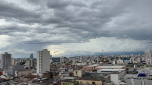 Céu encoberto em Uberlândia antecipa a chegada da massa de ar polar; previsão do tempo
