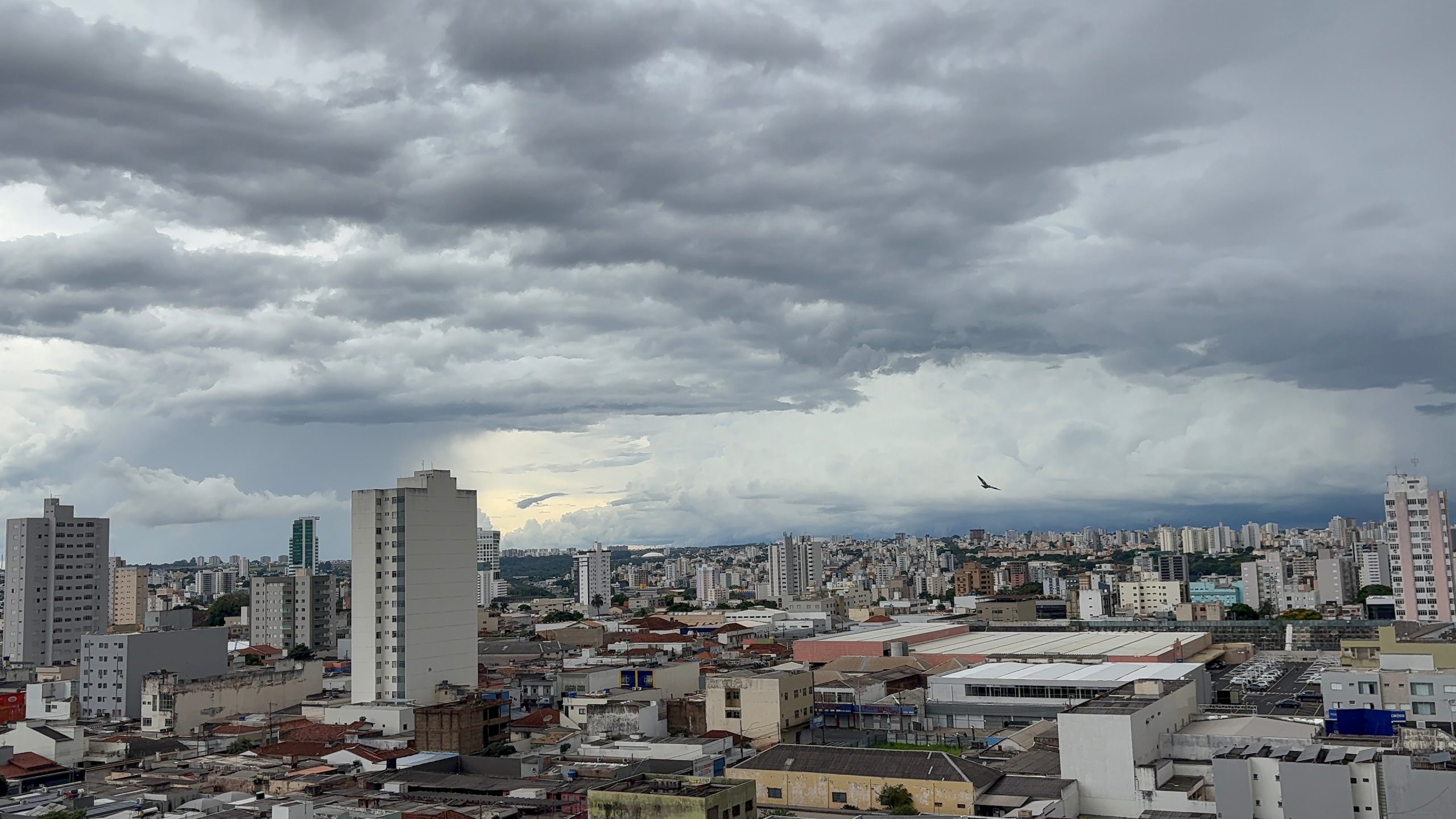 Céu encoberto antecipa a chegada da massa de ar polar e queda de temperaturas no Triângulo Mineiro e regiões próxima