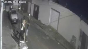 homem com arma de fogo ameaçando duas adolescentes em Uberlândia