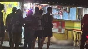 Moradors do bairro Boa Esperança foram para a frente do estabelecimento após homicídio em bar de Canápolis